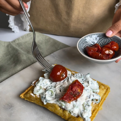 Waffeln werden belegt mit Tomaten