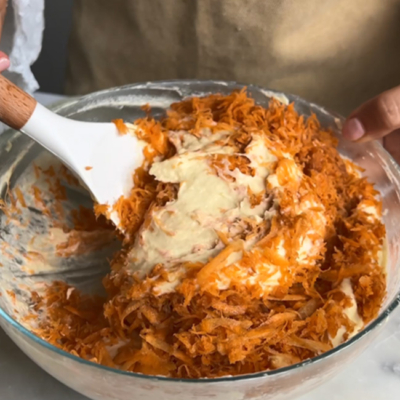 Teig aus Karotten wird angerührt