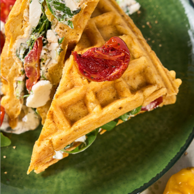 Fertiges Waffelsandwich mit Tomaten und Rucola
