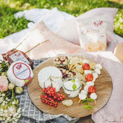 Jausenbrett mit Ja! Natürlich Bio-Camembert, Chips und Cashew Mix.