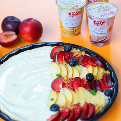 Bio-Sommerfrisch Joghurt Cheesecake mit frischen Früchten dekoriert