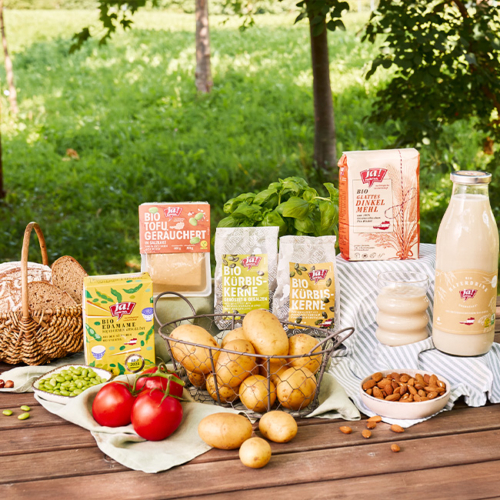 Bio-Produkte von Ja! Natürlich auf einem Tisch aufgestellt