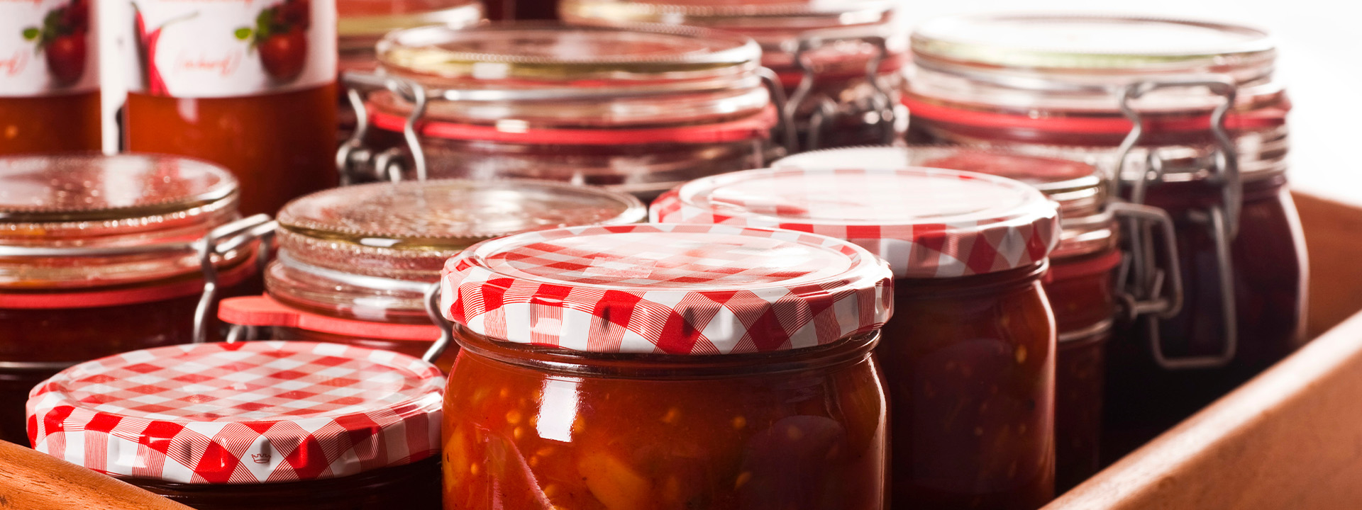 Gläser gefüllt mit eingekochten Tomaten