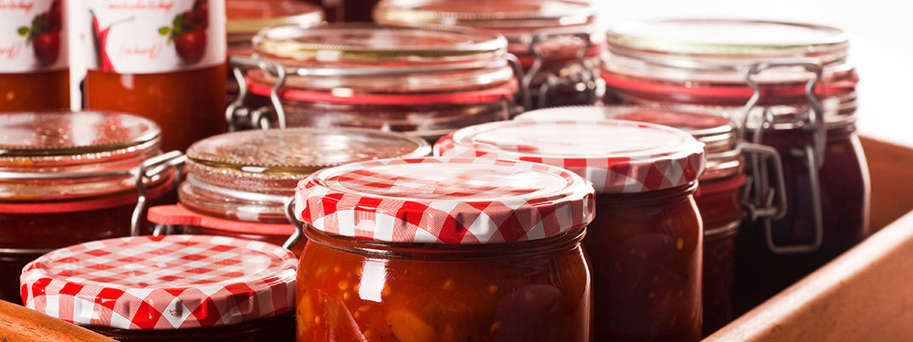 Gläser gefüllt mit eingekochten Tomaten
