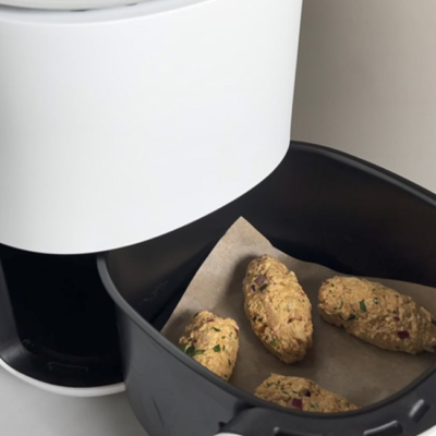 Kebab wird in den Airfryer geschoben