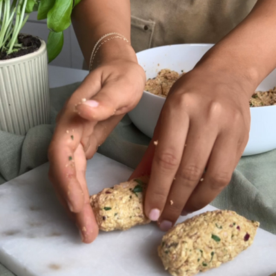 Es werden kleine Kebabs geformt