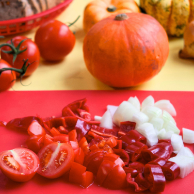 Bio-Gemüse kleingeschnitten auf einem Brett