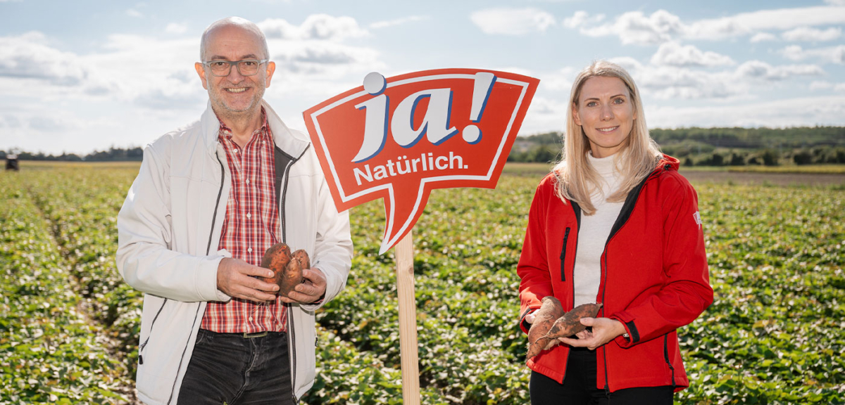 Gesunder Boden Presse Event Andreas Steidl und Klaudia Atzmüller am Feld