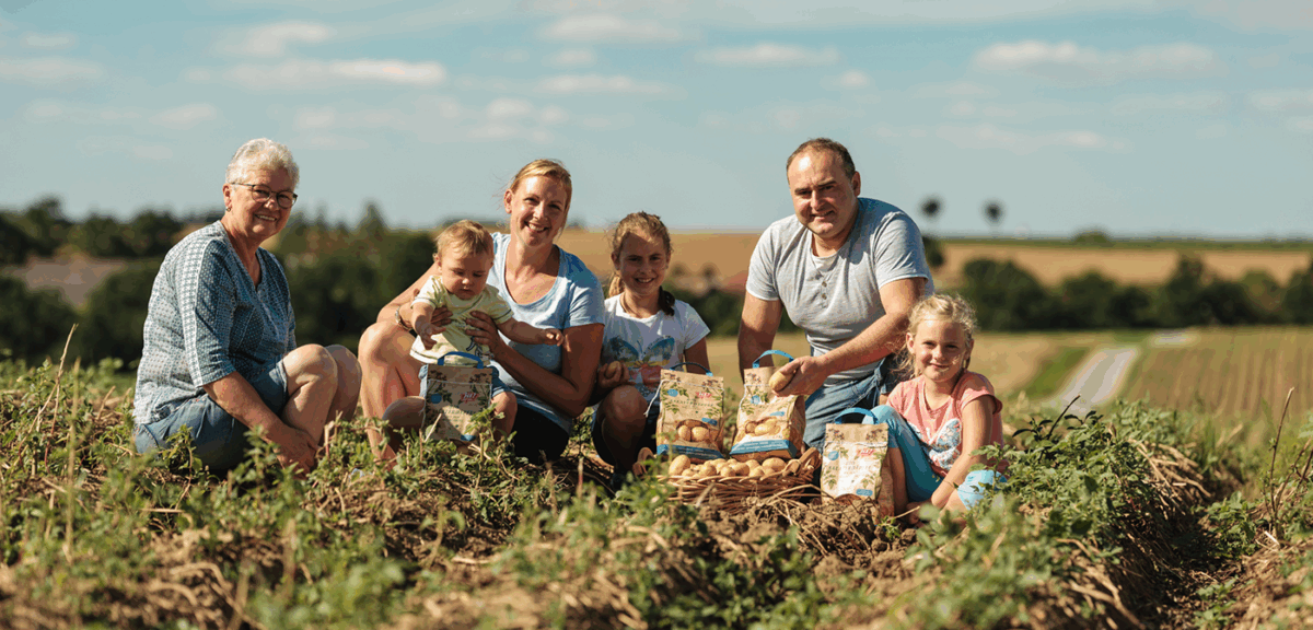 Portrait der Familie Kernstock am Erdäpfelfeld
