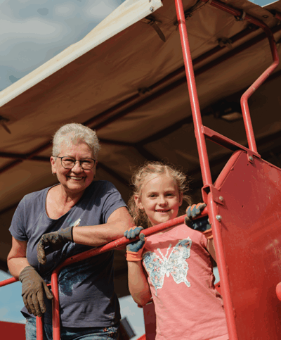 Oma und Enkelkind am Erdäpfel-Vollernter