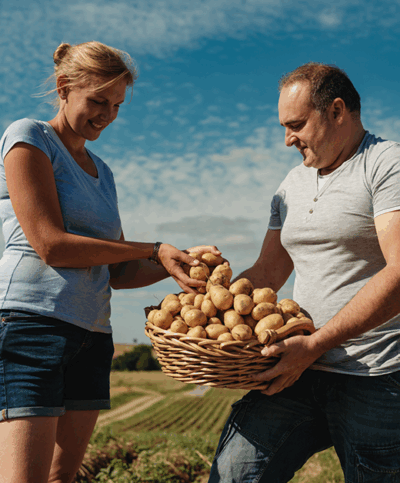 Harald und Johanna Kernsotck befüllen Erdäpfel-Korb