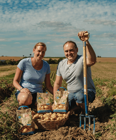 Harald und Johanna Kernstock am Feld