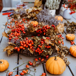 Herbstkränze aus Blumen mit Kürbis füllen