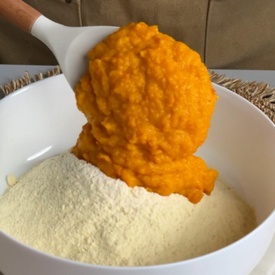 Bio-Kürbispüree mit Mehl vermengen