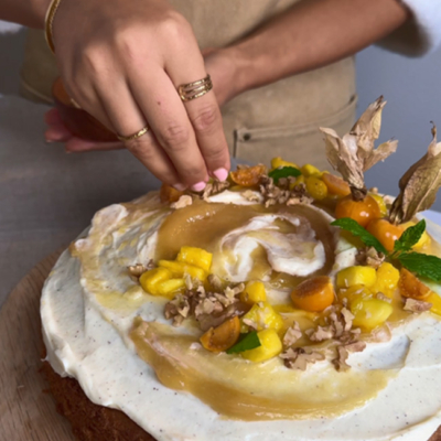 Kuchen wird mit frischen Früchten getoppt