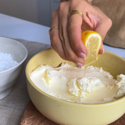 Zitrone wird dem Frosting zugegeben