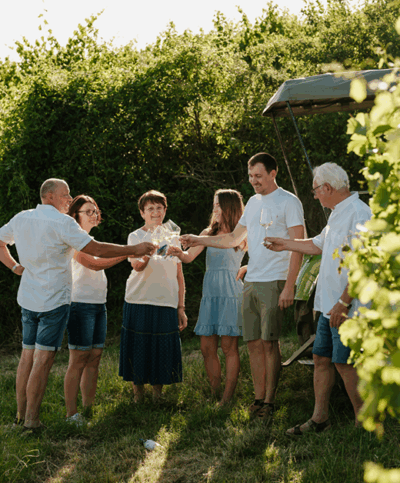 Familie Oppenauer mit Wein-Gläsern