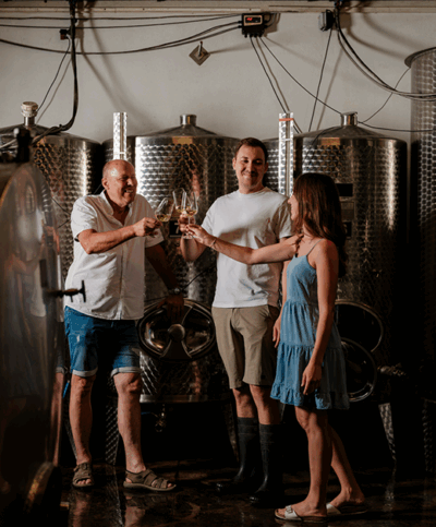 Winzer testen den Wein