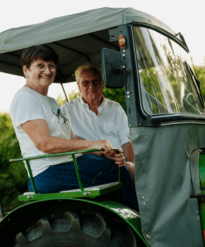Großeltern auf dem Traktor in den Weingärten
