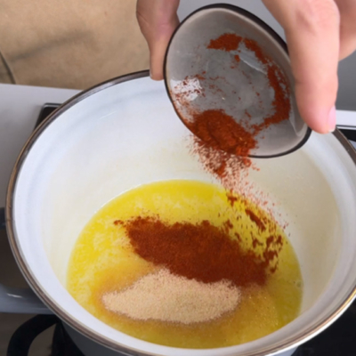 Paprika Öl wird in einer Schale angerührt