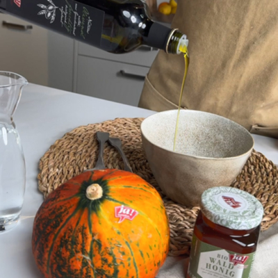 Bio-Dressing in einer Schale mit Olivenöl anrühren