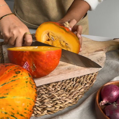 Bio-Kürbis in Scheiben schneiden