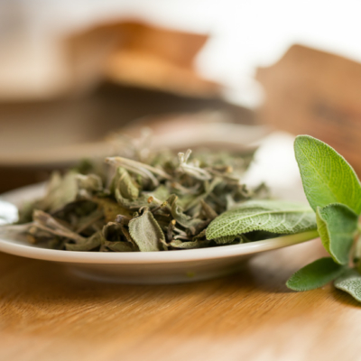 Getrockneter Salbei auf einem Teller