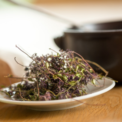 Getrockneter Thymian auf einem Teller