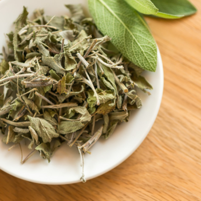 Getrockneter Salbei auf einem Teller