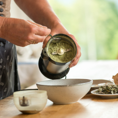 Getrocknete Kräuter und Knoblauch fein mahlen