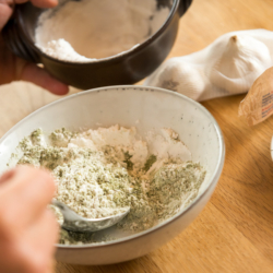 Knoblauch, Kräuter, Speisestärke und Natron werden in einer Schüssel gut vermischt