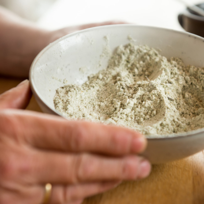 Schüssel mit fertigem Fußpuder
