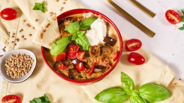 Geröstete Melanzani auf cremigen Tomaten-Linsen