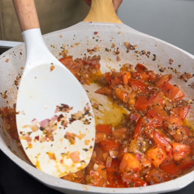 Tomaten werden mit Kräutern eingekocht