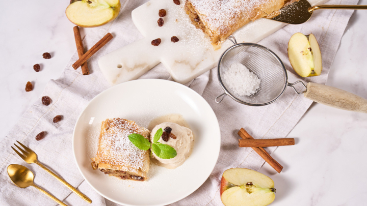 Apfelstrudel mit Vanille Eis