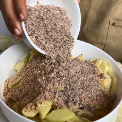 Bio-Äpfel kleinschneiden und mit den Nüssen vermengen