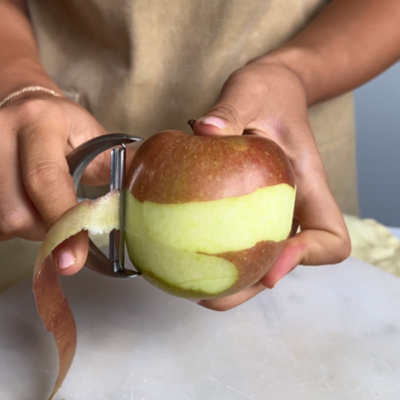 Bio-Apfel wird geschält