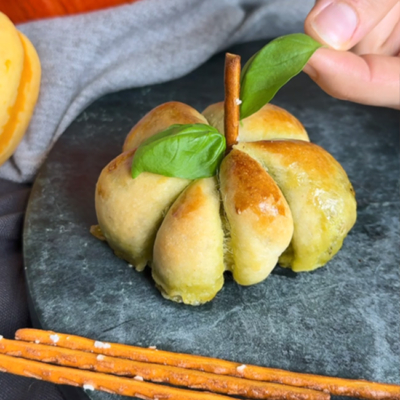 Fertig gebackener Pizza-Kürbis