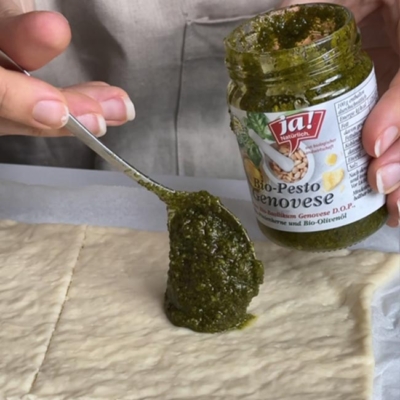 Rechtecke werden mit Pesto bestrichen