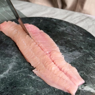 Bio-Karpfen Filet wir geschnitten