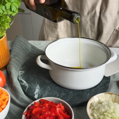 Öl wird in einen Topf gegossen