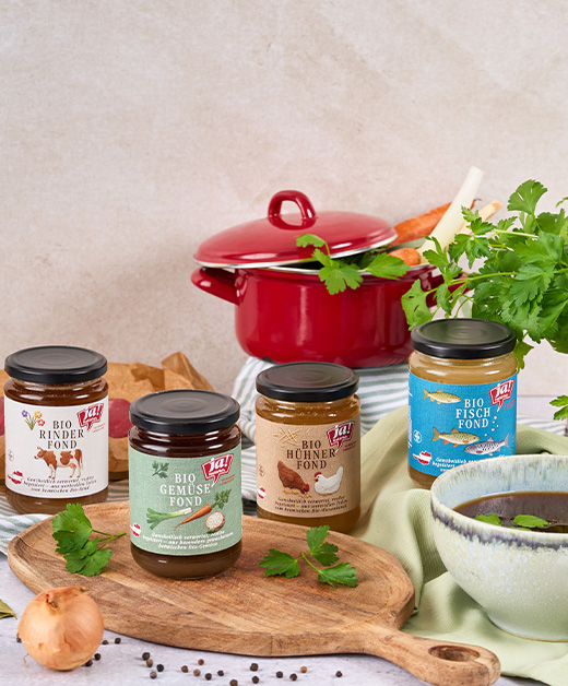 Ja! Natürlich Bio-Fonds im Glas mit angerichtete mit frischem Bio-Gemüse