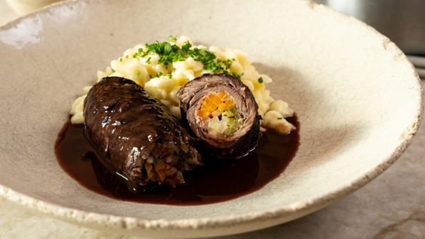 Geschmorte Rindsrouladen mit Sauerrahmnockerl & Hollerröster