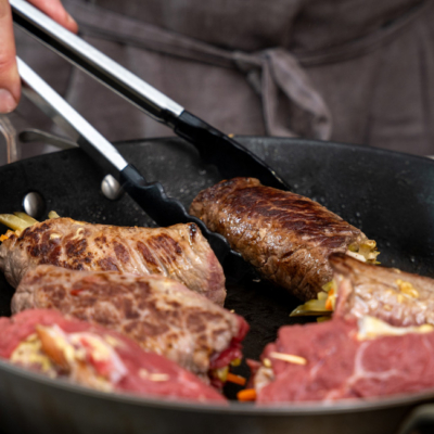 Rinderrouladen werden angebraten