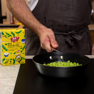 Bio-Edamame in einer Pfanne anrösten!