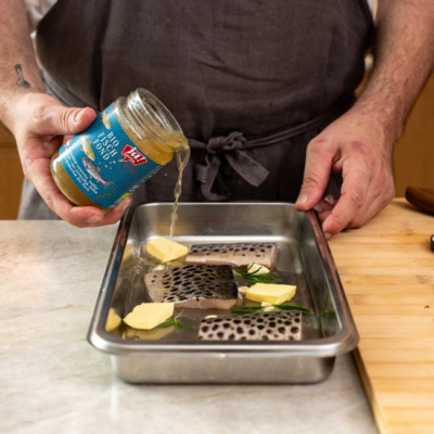 Bio-Seeforelle mit Fond übergießen!