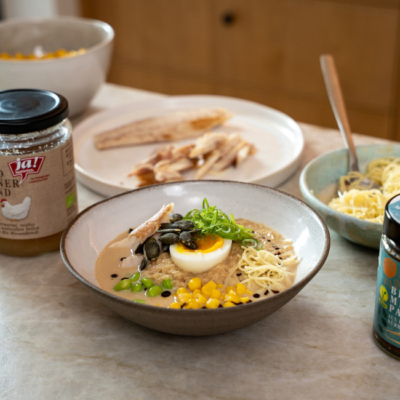 Fertige Ramen-Suppe daneben stehe der Geflügelfond