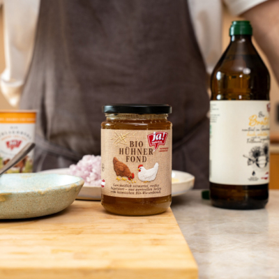 Geflügelfond steht frontal auf einem Brett