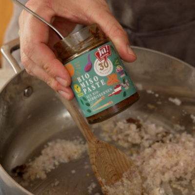 Misopaste mit Schalotten in einem Topf erhitzen