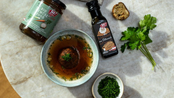 Pilzsuppe mit Shiitake, falschen Leberknödeln & Petersilie